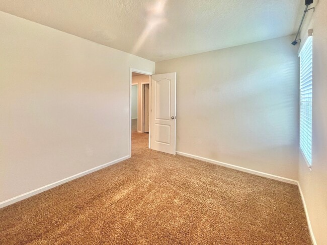 Building Photo - 131 Ashwood Cir