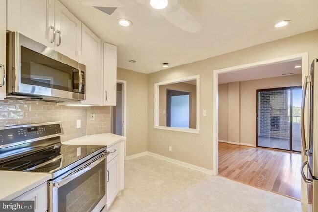 Building Photo - 11500 Fairway Dr