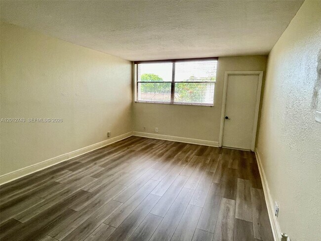 Building Photo - 491 Racquet Club Rd