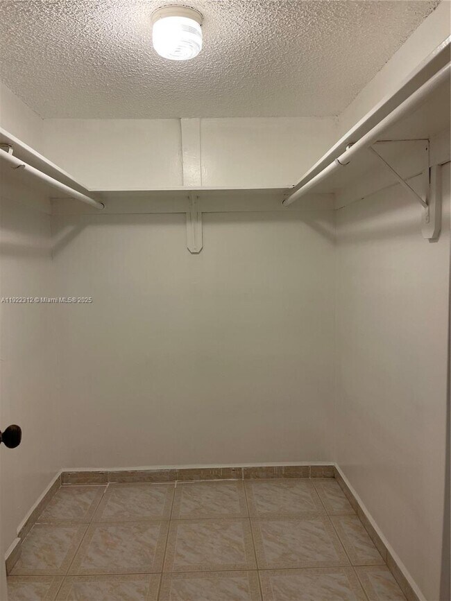 Building Photo - 10000 NW 80th Ct