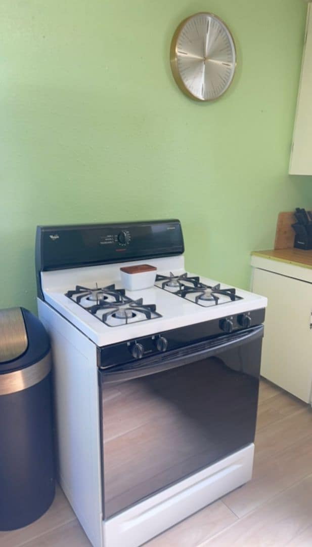 Building Photo - Rare 1-bedroom, 1-bathroom house located 2...