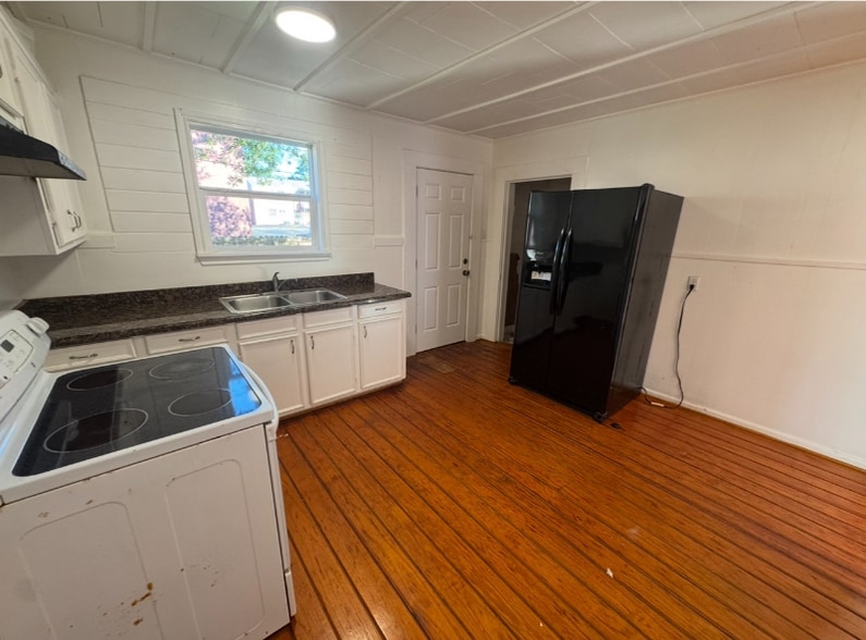 Building Photo - 320 W College St