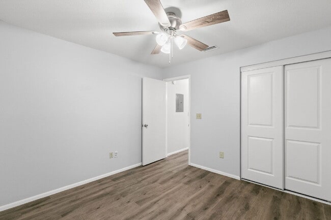 Building Photo - Condo For Rent in North Oaks!