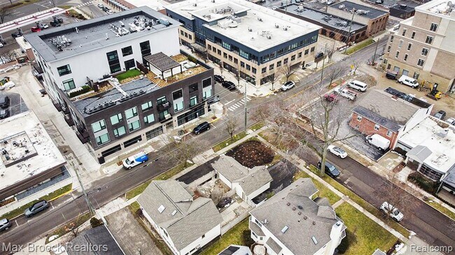 Building Photo - 343 S Elm St