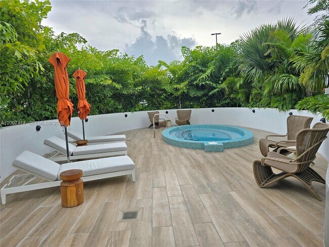 Building Photo - 700 NE 24th St