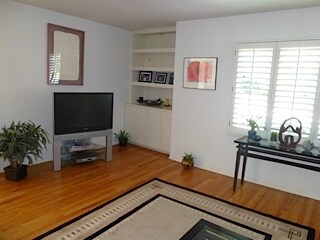 Living Room (Previous Tenant) - 14656 Morrison St