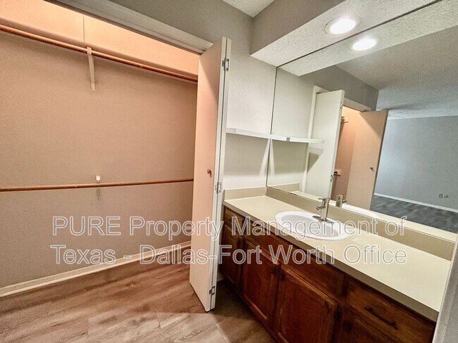 Building Photo - 2415 Oak Manor