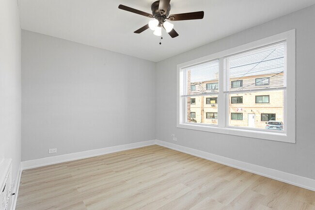 Building Photo - 7634 N Eastlake Terrace