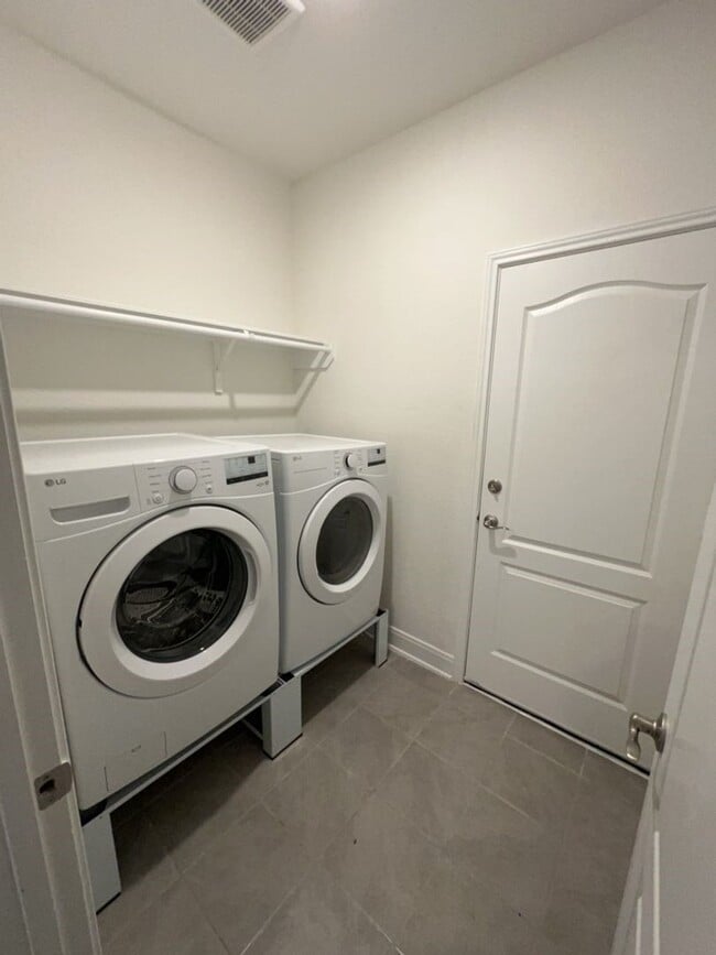 Building Photo - 2885 Grand Anse Dr