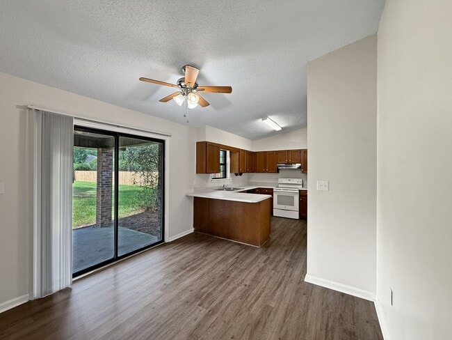 Building Photo - Charming Navarre Home with Hardwood Floors...