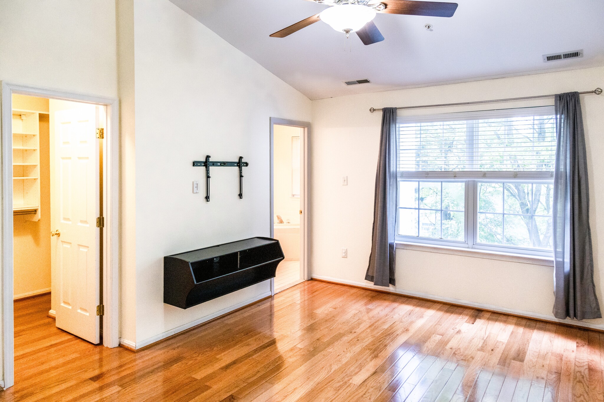 Building Photo - 6044 Blue Point Ct