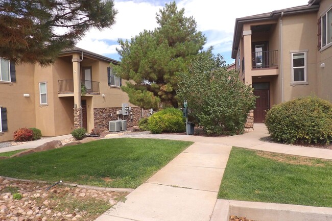Building Photo - Pet Friendly 2 Bedroom Cedar Crossing Town...
