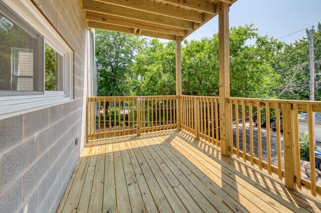 Building Photo - 824 N Maplewood Ave