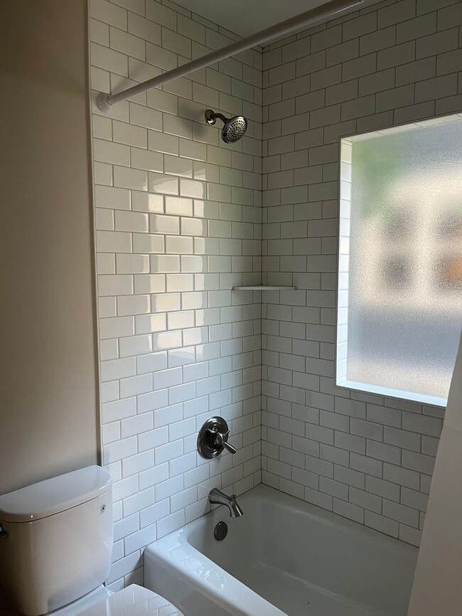 Building Photo - Renovated 5 Bedroom house in Saint Paul