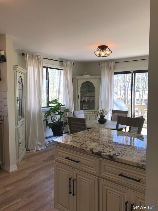 Building Photo - 355 Ledge Dr