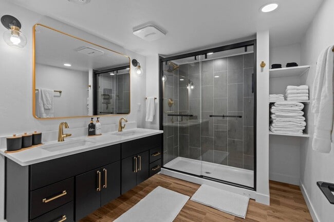 Building Photo - 1095 April Ln