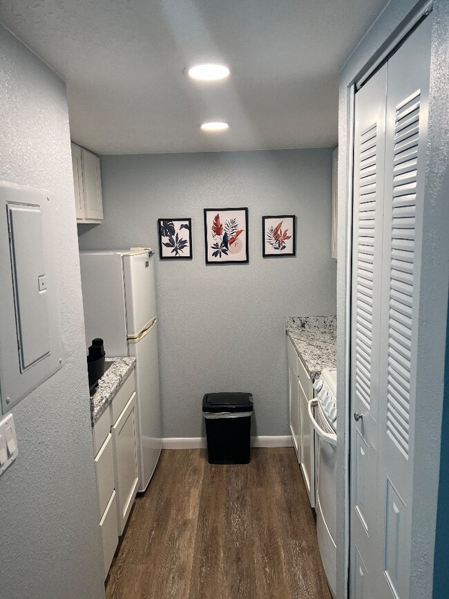 Building Photo - 4125 Dolphin Dr