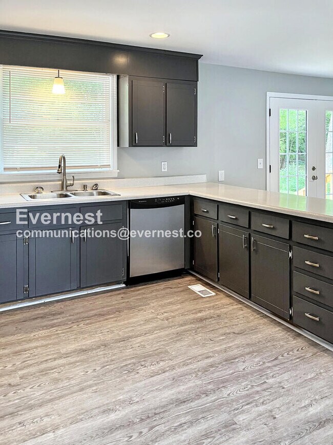 Building Photo - 3 Bed, 2 Bath Home with Off-Street Parking...