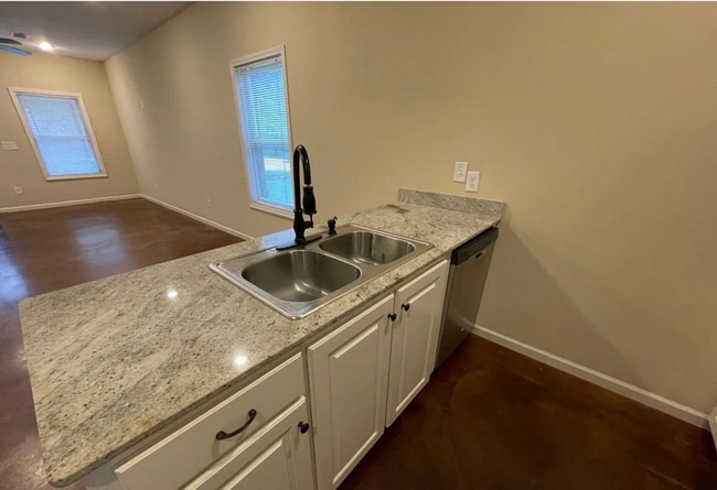 Building Photo - 2 bedroom/2 bath