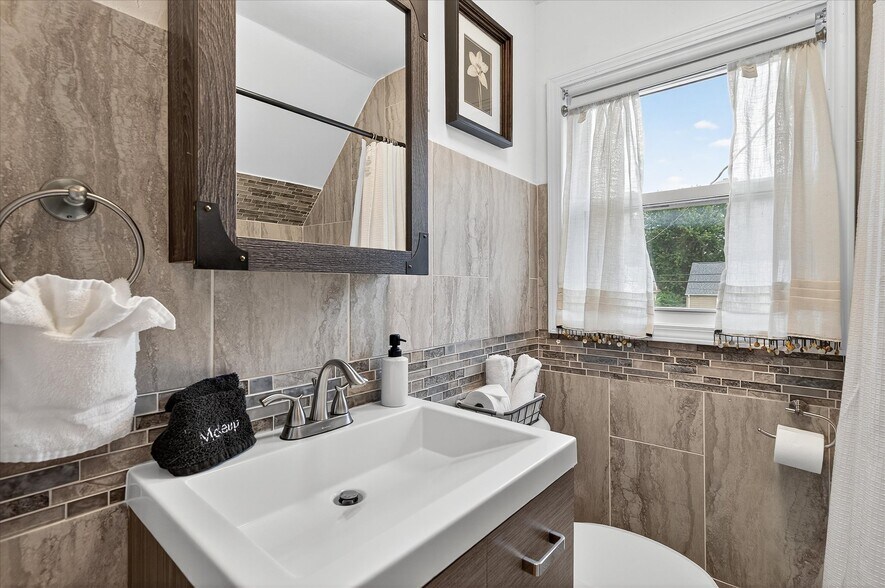 Building Photo - 4935 34th Ave S