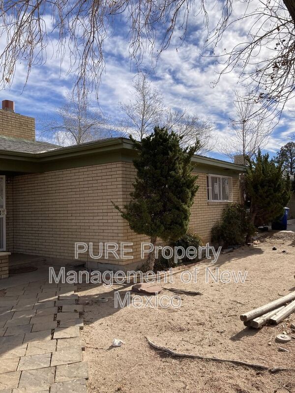 Building Photo - 712 Cagua Dr NE