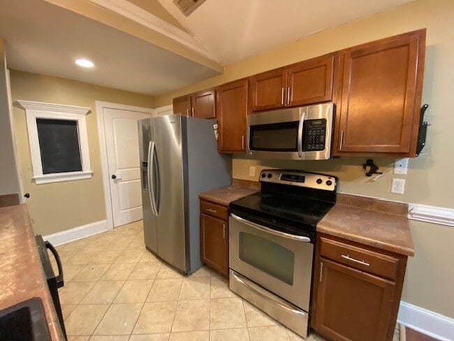 Building Photo - Welcome to this stunning 3-bedroom, 2-bath...