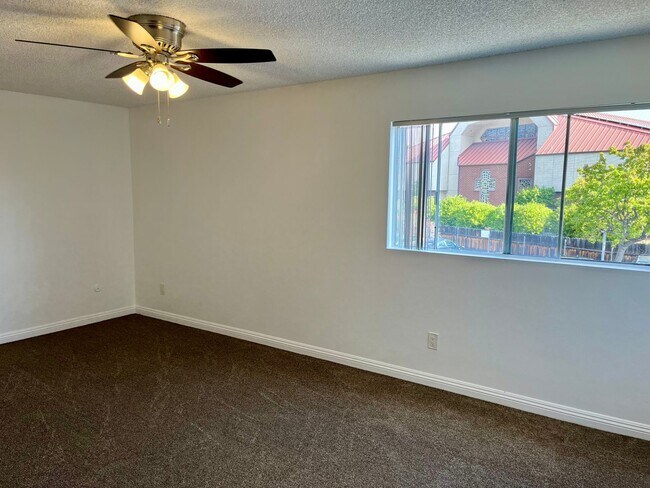 Building Photo - 3 Bed/ 2 Bath Clairemont Mesa