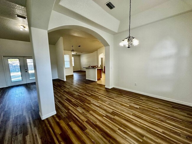 Building Photo - *Move In Ready* Bright & Spacious 3BR/2BA Home with Open Layout & Huge Backyard in Orlando