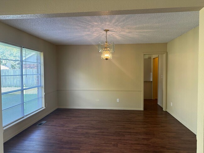 Building Photo - This duplex offers 3 spacious bedrooms, 2....