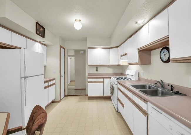 Building Photo - 1801 Glenwood Oaks Ct