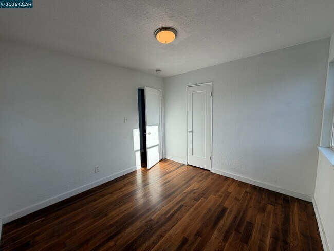 Building Photo - 341 S 8th St