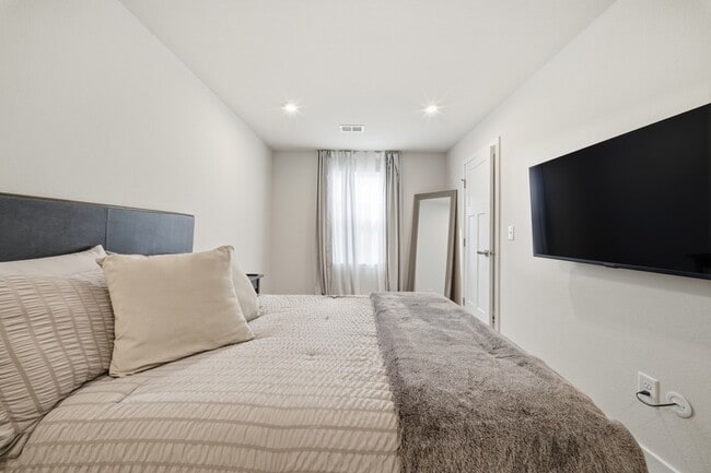 Building Photo - 1617 Catbird Ln