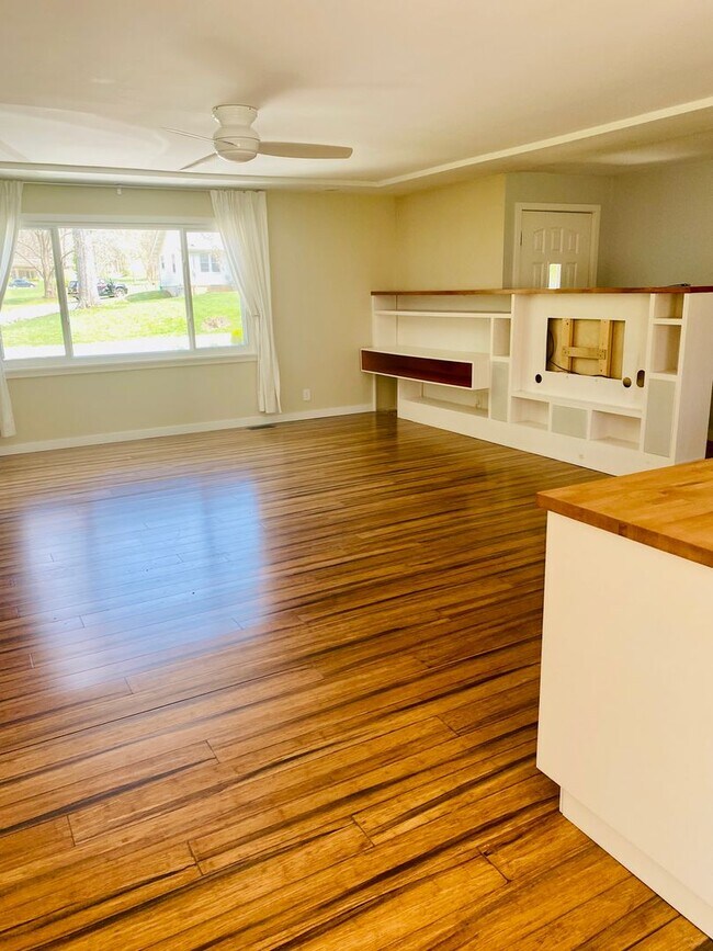 Building Photo - 4 bed/3bath-University Elementary School/I...