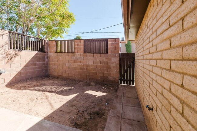 Building Photo - 2 Bedroom, 2 Bath Townhouse