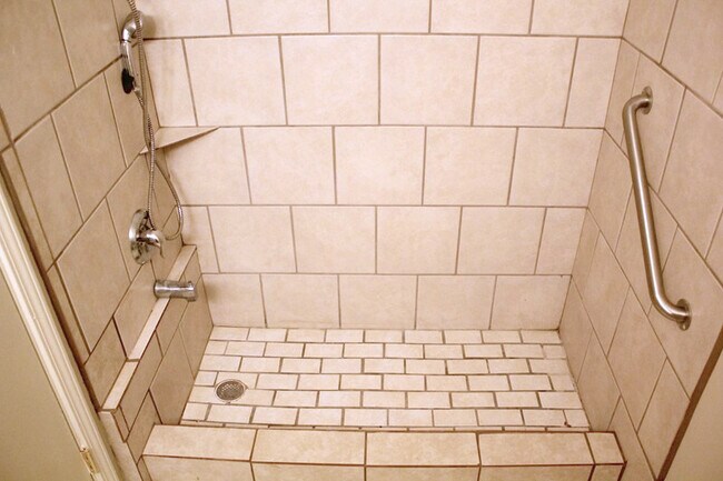 Building Photo - 3729 Village Oak Cove