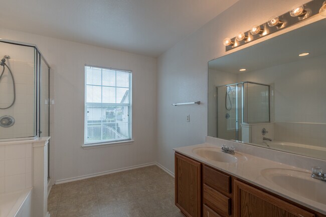 Building Photo - Spacious 4-Bedroom Home in Prime Round Roc...