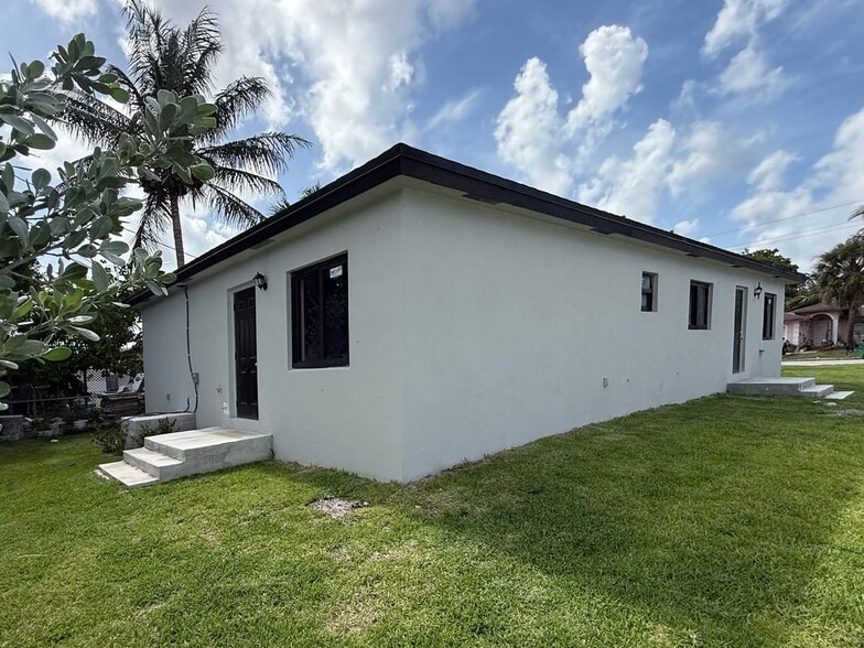 Building Photo - 2806 NW 9th Ct