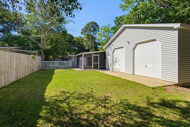 Building Photo - 908 Rock Creek Ave