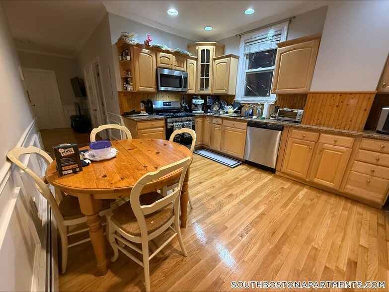 Building Photo - 868 E 2nd St