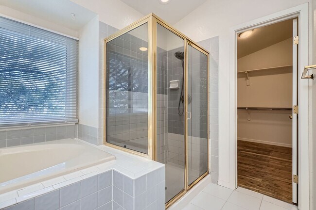 Building Photo - 5 bed 3.5 bath Plum Creek home