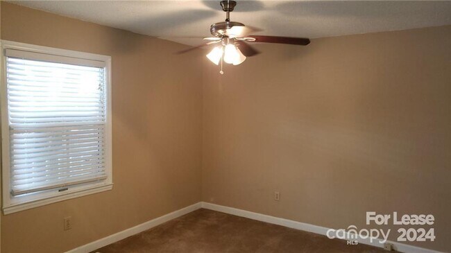 Building Photo - 21640 Colina Dr