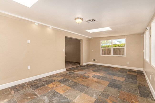 Building Photo - 350 E Kelso St