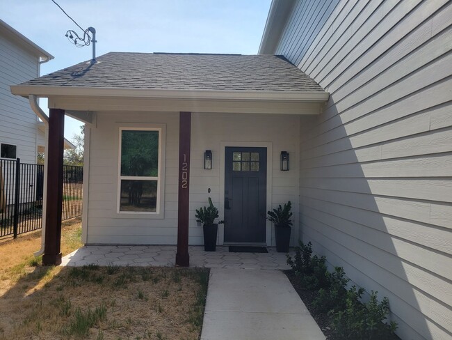 Building Photo - **AVAILABLE NOW** Gorgeous 2 story home in...