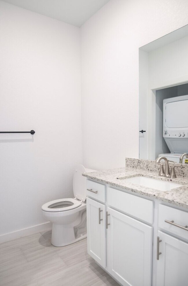 Building Photo - Sleek & Charming Newly Constructed Townhouse in Downtown Fayetteville!