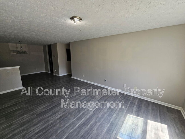 Building Photo - 2102 Fairington Ridge Cir