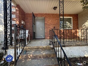 Building Photo - 2 Bedroom Single Familly