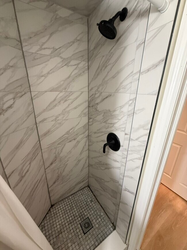 Building Photo - 1250 Lilac Ave