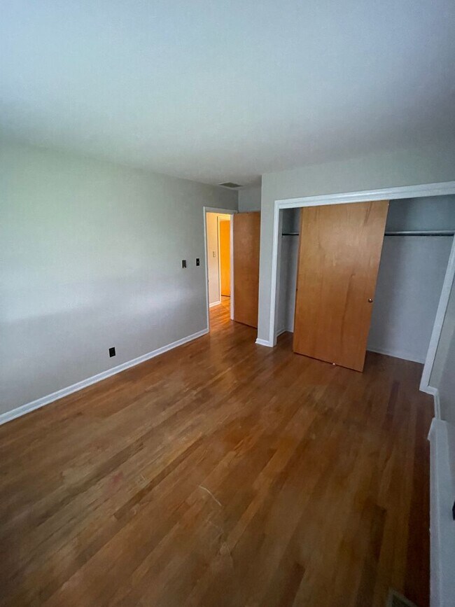 Building Photo - Three Bedroom Single Family Home in the Co...