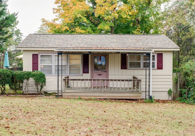 Primary Photo - Cozy 2 Bed/1 Bath House, Park Like Setting...