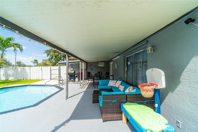 Building Photo - 3338 Taft St